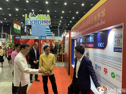 7月9日，中國駐清邁總領(lǐng)事陳海平與清邁副府尹威拉蓬等共同參觀以“暢游中國、支付無憂”為主題的中國展位。人民網(wǎng)記者章念生攝