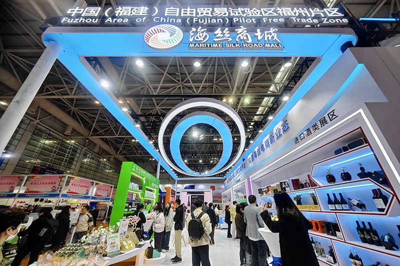 2024年3月18日，第四屆中國跨境電商交易會在福建福州開幕。展會聚焦“鏈接跨境全流域 共建電商新生態(tài)”，集聚全國80余個外貿(mào)產(chǎn)業(yè)帶的上千家供應(yīng)鏈企業(yè)。