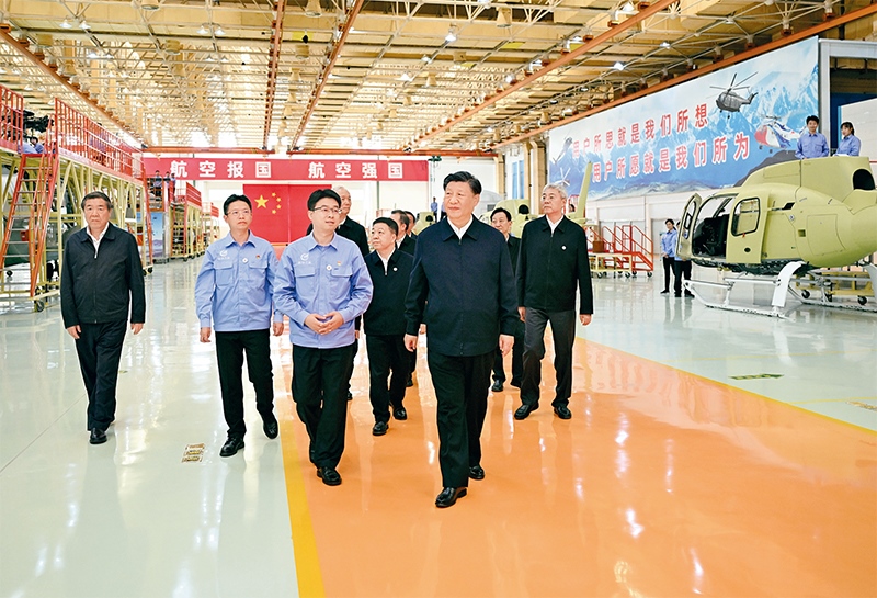 2023年10月10日至13日，中共中央總書(shū)記、國(guó)家主席、中央軍委主席習(xí)近平在江西考察。這是11日上午，習(xí)近平在景德鎮(zhèn)市昌河飛機(jī)工業(yè)（集團(tuán)）有限公司考察。 新華社記者 燕雁/攝