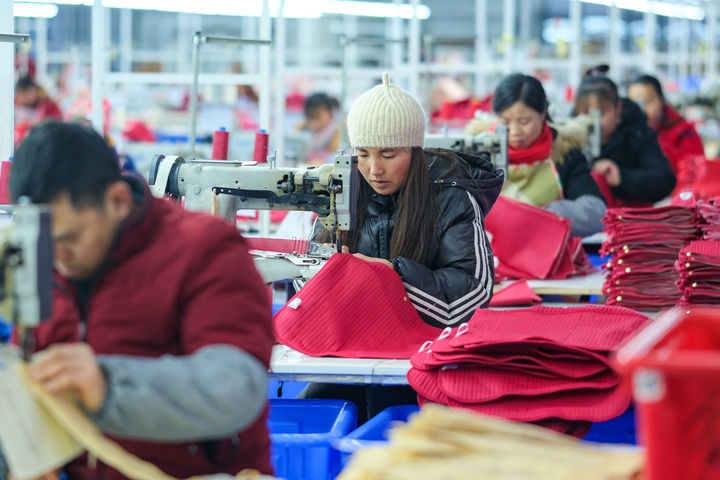 2024年1月18日，社區(qū)居民在紅安社區(qū)的鄉(xiāng)村振興就業(yè)車(chē)間工作。紅安社區(qū)是由易地搬遷安置區(qū)單獨(dú)成立的新社區(qū)，位于湖南省湘西土家族苗族自治州鳳凰縣禾庫(kù)鎮(zhèn)。新華社記者 張鋮 攝