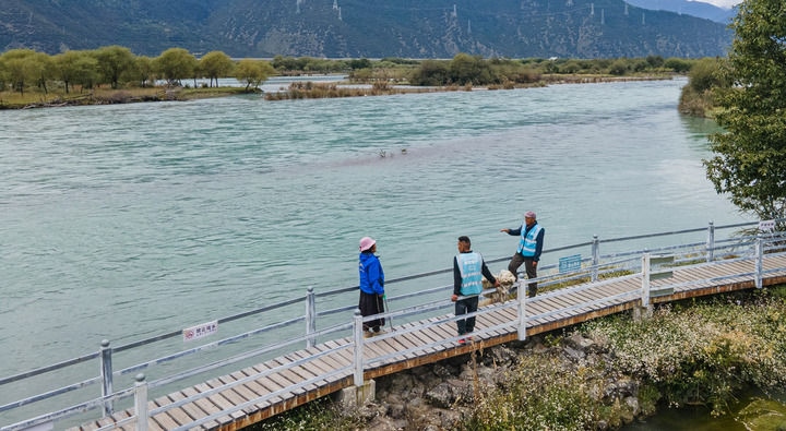 西藏雅尼國(guó)家濕地公園管護(hù)員在巡護(hù)途中小憩（無(wú)人機(jī)照片，2023年9月8日攝）。新華社記者 丁增尼達(dá) 攝