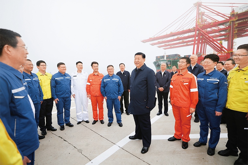 2024年5月22日至24日，中共中央總書(shū)記、國(guó)家主席、中央軍委主席習(xí)近平在山東考察。這是22日下午，習(xí)近平在日照港親切慰問(wèn)港口科技工作者、運(yùn)營(yíng)人員、航運(yùn)人員。 新華社記者 鞠鵬/攝