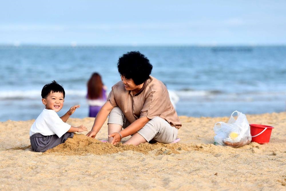 △山東日照陽光海岸綠道沙灘一角。近年來，日照還海于民、還景于民，在保留松林、沙灘、礁石和濕地資源的基礎(chǔ)上，修復(fù)整治生態(tài)岸線，打造出一條長約28公里的陽光海岸綠道，吸引眾多市民游客度假休閑。