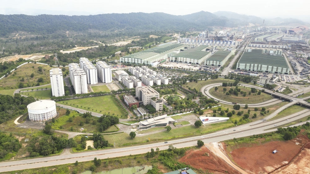 這是2024年6月13日在馬來西亞彭亨州拍攝的馬中關丹產業(yè)園（無人機照片）。新華社記者 程一恒 攝