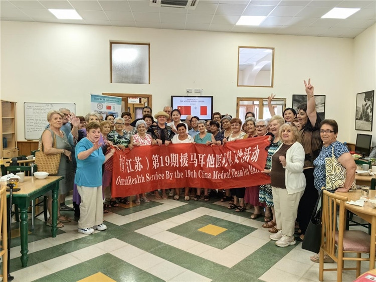 醫(yī)療隊隊員與養(yǎng)老中心參加活動的老人合影。中國（江蘇）第19期援馬耳他醫(yī)療隊供圖