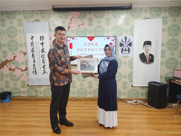 警察語言學(xué)院老師與王大昕交換禮品?；顒又鬓k方供圖