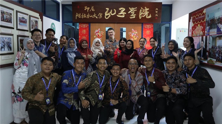 警察 學(xué)員們在孔院門口合影。活動主辦方供圖