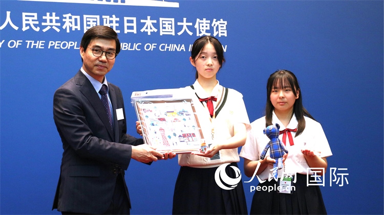 日本小大使向中國(guó)駐日本大使館臨時(shí)代辦施泳贈(zèng)送當(dāng)?shù)靥厣Y品。人民網(wǎng) 許可攝