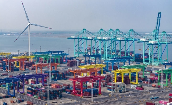 2024年7月3日，一艘集裝箱貨輪?？吭谔旖蚋邸爸腔哿闾肌贝a頭（無人機(jī)照片）。新華社記者 趙子碩 攝