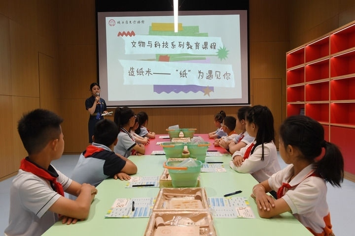 2024年5月18日，小學(xué)生在陜西歷史博物館秦漢館參加“文物與科技”系列教育課程。新華社記者 李一博 攝