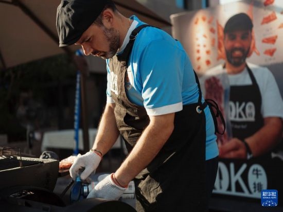 7月19日，在蕪湖古城，馬丁在當天舉行的啤酒節(jié)上制作牛排。新華社發(fā)（繆雨晨 攝）