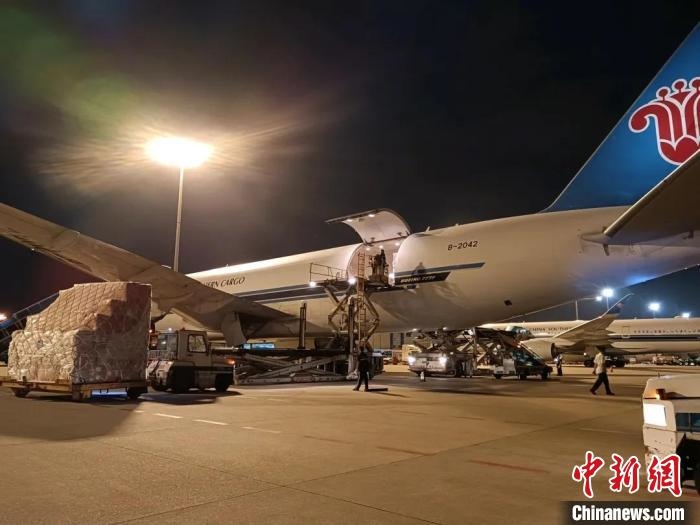 南航物流客機正裝運前往巴黎的跨境電商貨物。南方航空 供圖