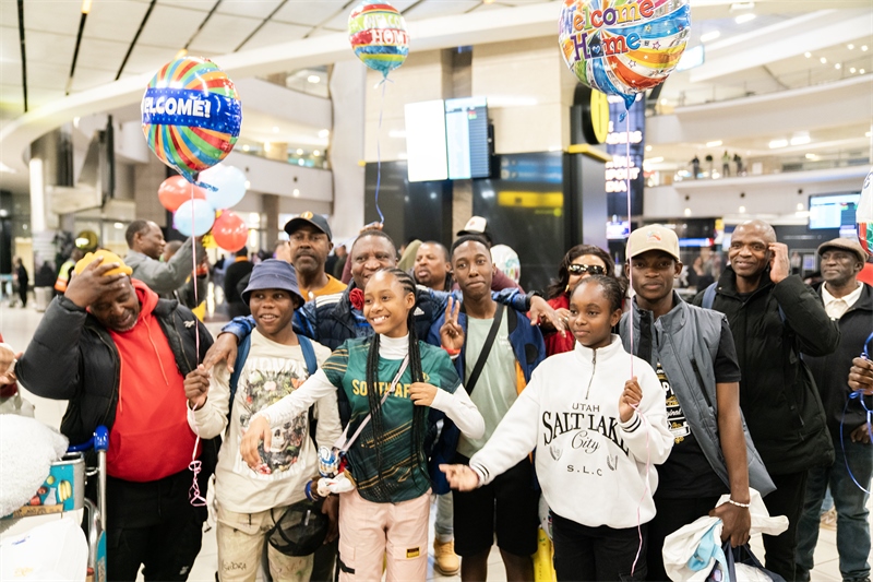 家長們熱情歡迎從中國歸來的學(xué)生。希拉茲·莫林攝