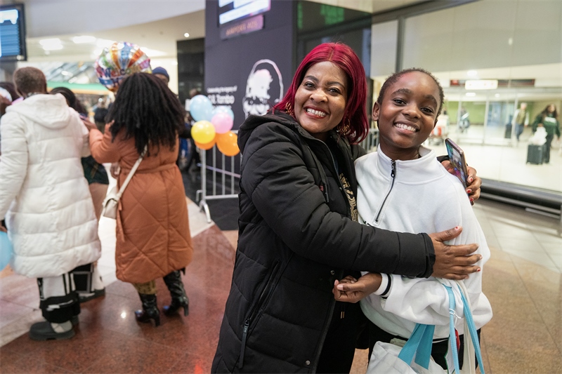 學(xué)生與家長相擁歡慶。希拉茲·莫林攝