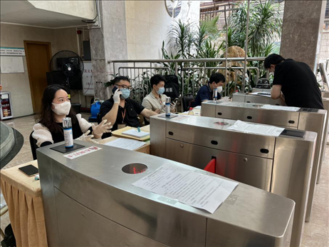 廣州市越秀區(qū)教育局現(xiàn)場(chǎng)審核返區(qū)生辦理材料，采用“提前網(wǎng)上預(yù)約、現(xiàn)場(chǎng)分批辦理”的方式進(jìn)行。廣州市越秀區(qū)教育局供圖