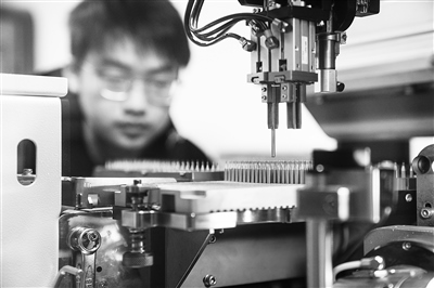 四川某公司,工人正進(jìn)行微型鉆頭研磨鉆尖工序操作。