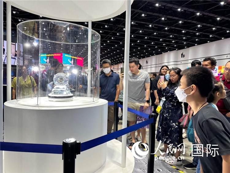 觀眾參觀中國“嫦娥五號”探測器從月球帶回的珍貴樣品。人民網(wǎng)記者簡承淵攝