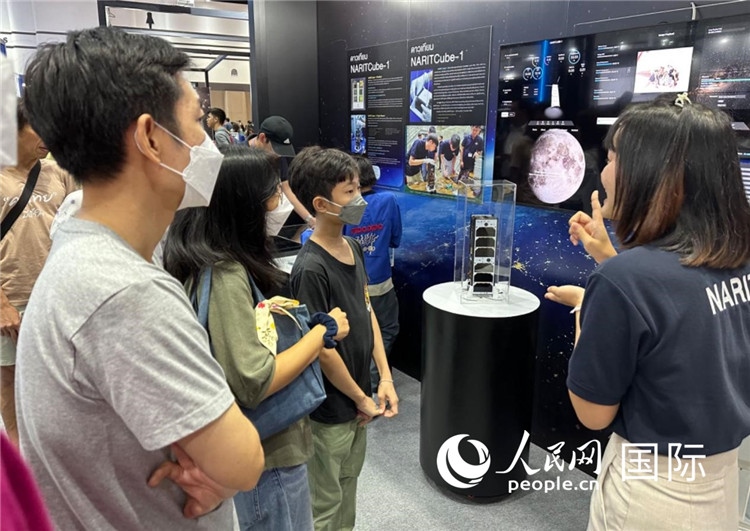 泰國國家天文研究所工作人員向觀眾科普天文知識。人民網(wǎng)記者 簡承淵攝