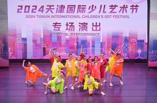 7月22日，來(lái)自俄羅斯的舞蹈團(tuán)演員在藝術(shù)節(jié)上展演。新華社記者 趙子碩 攝