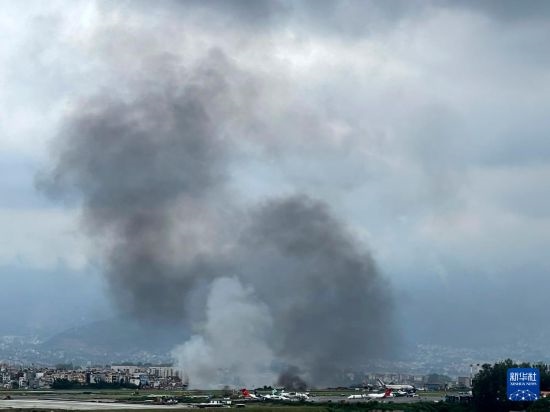 這是7月24日在尼泊爾加德滿都特里布萬(wàn)機(jī)場(chǎng)拍攝的濃煙。目擊者說(shuō)，一架飛機(jī)在尼泊爾加德滿都特里布萬(wàn)機(jī)場(chǎng)墜毀。新華社/美聯(lián)