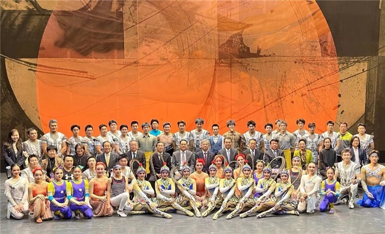 4月12日，中國人民對(duì)外友好協(xié)會(huì)會(huì)長(zhǎng)楊萬明、駐日大使吳江浩及來自36國70位駐日使節(jié)代表等現(xiàn)場(chǎng)觀看中國雜技團(tuán)東京公演。中國人民對(duì)外友好協(xié)會(huì)供圖