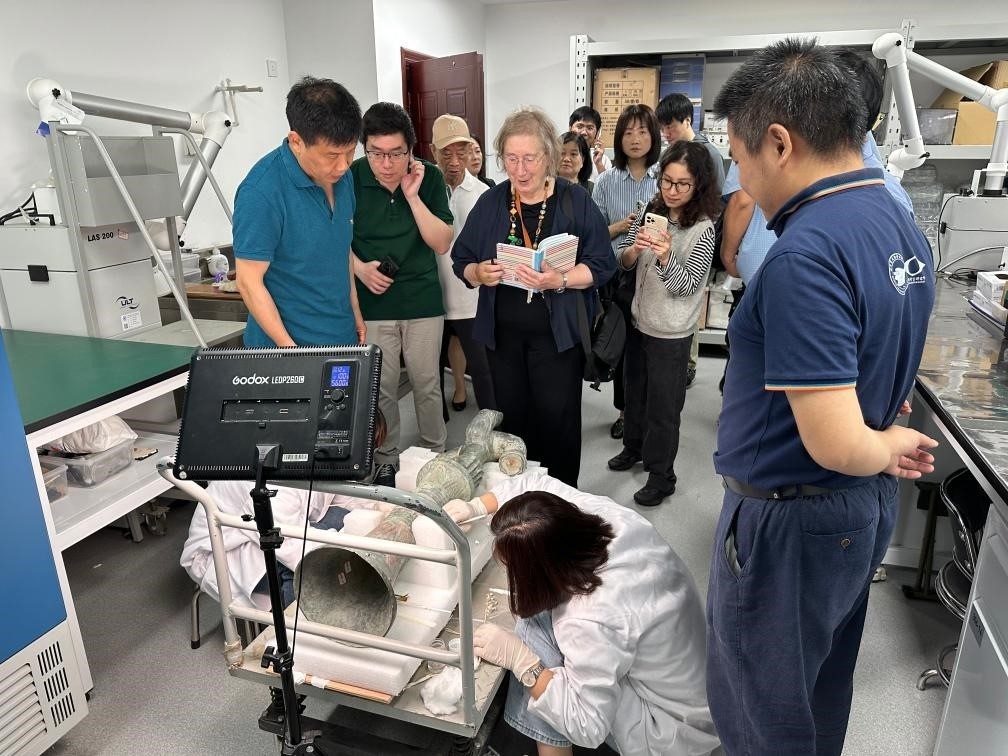 2024年5月28日，英國考古學(xué)家、牛津大學(xué)教授杰西卡·羅森在文物保護(hù)修復(fù)實(shí)驗(yàn)室觀摩文物。新華社發(fā)（四川省文物考古研究院供圖）