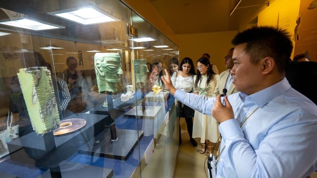 2024年6月14日，冉宏林在埃及開羅舉辦的“三星堆·金沙”主題數(shù)字展上向埃及公眾介紹三星堆文化。新華社發(fā)（四川省文物考古研究院供圖）