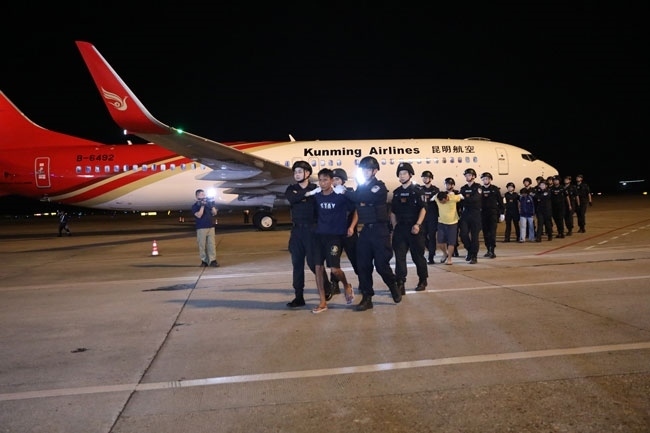 押解現(xiàn)場。公安部供圖