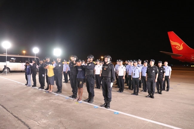 押解現(xiàn)場。公安部供圖