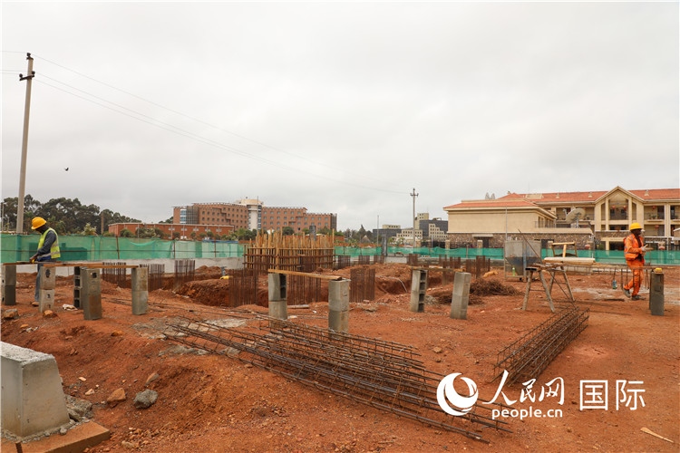 圖為孔子學(xué)院項目施工現(xiàn)場。人民網(wǎng)記者 沈小曉攝。