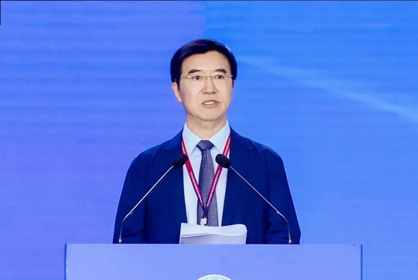 杜玉波在第八屆產(chǎn)教融合發(fā)展大會(huì)上作主旨報(bào)告。中國(guó)高等教育學(xué)會(huì)供圖