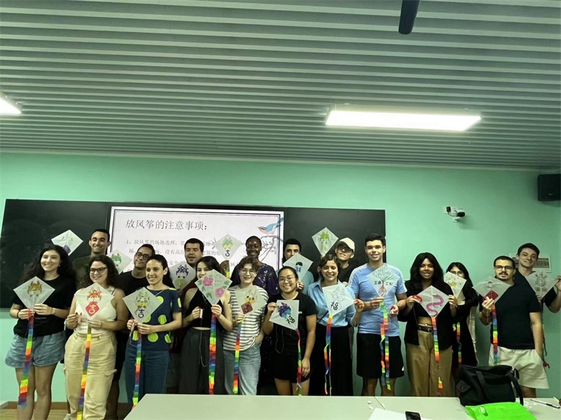 在中國和巴西共迎兩國建交50周年之際，巴西圣保羅州立大學(xué)孔子學(xué)院今年7月成功組織多批、近40名巴西青少年來華進行短期訪問交流，圖為訪問團成員參加文化體驗活動。 巴西圣保羅州立大學(xué)孔子學(xué)院供圖