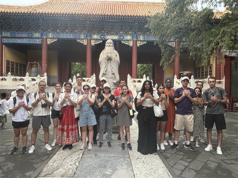 在中國和巴西共迎兩國建交50周年之際，巴西圣保羅州立大學(xué)孔子學(xué)院今年7月成功組織多批、近40名巴西青少年來華進行短期訪問交流，圖為訪問團成員參加文化體驗活動。 巴西圣保羅州立大學(xué)孔子學(xué)院供圖