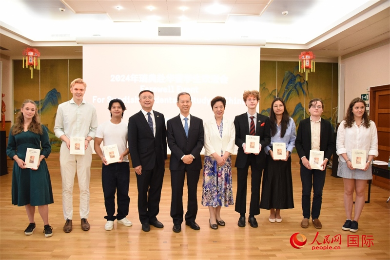 中國駐瑞典大使崔愛民與赴華瑞典留學(xué)生合影。人民網(wǎng)記者 殷淼攝