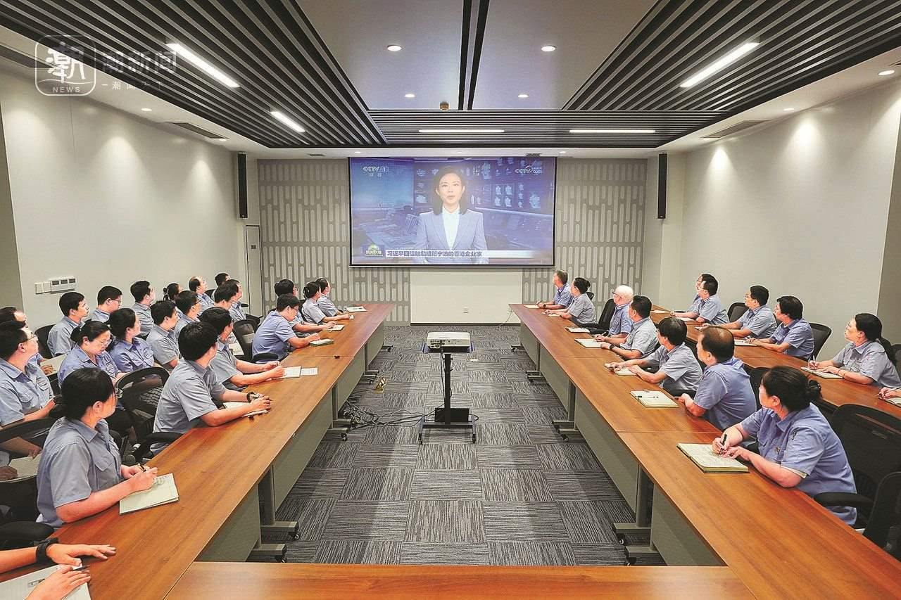 2024年8月1日晚，寧波永新光學(xué)股份有限公司員工集體觀看央視《新聞聯(lián)播》關(guān)于國(guó)家主席習(xí)近平給包陪慶、曹其鏞等祖籍寧波的香港企業(yè)家回信的報(bào)道。潮新聞?dòng)浾?賀元?jiǎng)P 彭鵬 周旭輝 攝