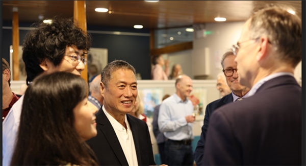 盧中見與嘉賓交流中國畫。許晉熙攝