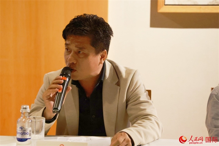 巴西中國浙江商會會長鄭俠茂在座談會上致辭。人民網(wǎng)記者 陳海琪攝