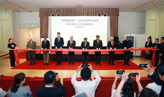 中外嘉賓共同為“文明的綻放”文化交流展開幕式剪彩。中國(guó)外文局國(guó)際傳播發(fā)展中心供圖