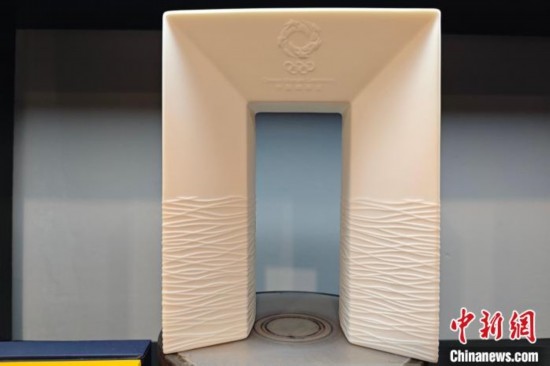 白瓷作品《凱旋尊》巧妙融合了法國(guó)與中國(guó)最具象征意義的藝術(shù)形式和元素進(jìn)行再創(chuàng)造。 吳冠標(biāo) 攝