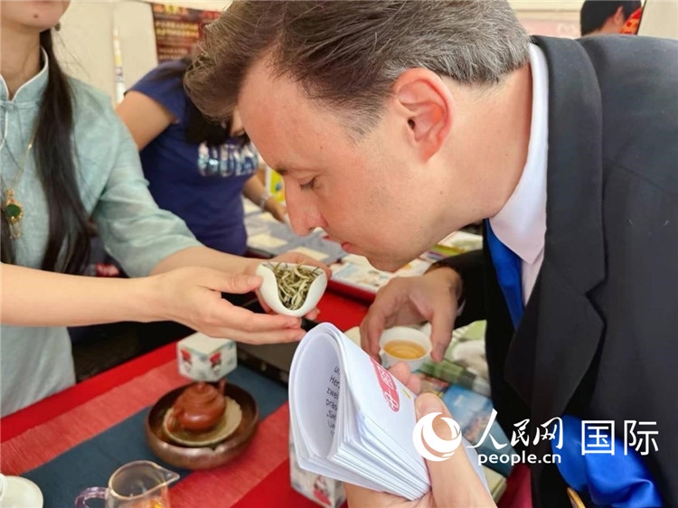 德國市民品鑒中國茶。人民網(wǎng)記者 劉赫攝