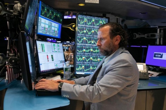 5月3日，交易員在美國(guó)紐約證券交易所交易大廳工作。新華社發(fā)（郭克攝）