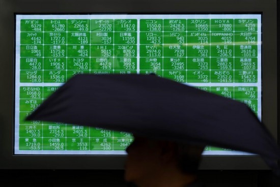 8月2日，在日本東京，行人經(jīng)過(guò)一處股指信息電子顯示屏。新華社記者張笑宇攝