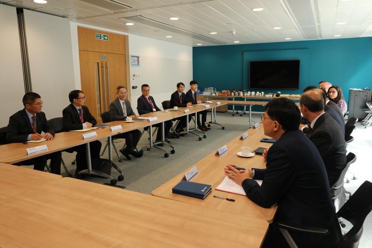 圖為中國(guó)駐英國(guó)大使鄭澤光與項(xiàng)目運(yùn)營(yíng)團(tuán)隊(duì)及企業(yè)合作機(jī)構(gòu)負(fù)責(zé)人座談現(xiàn)場(chǎng)。中國(guó)駐英國(guó)使館供圖