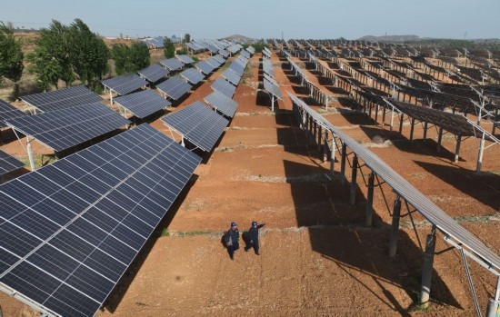 2024年4月16日，工人在河北省石家莊市靈壽縣譚莊鄉(xiāng)程家莊村的“農(nóng)光互補(bǔ)”光伏發(fā)電場巡查（無人機(jī)照片）。新華社記者 楊世堯 攝