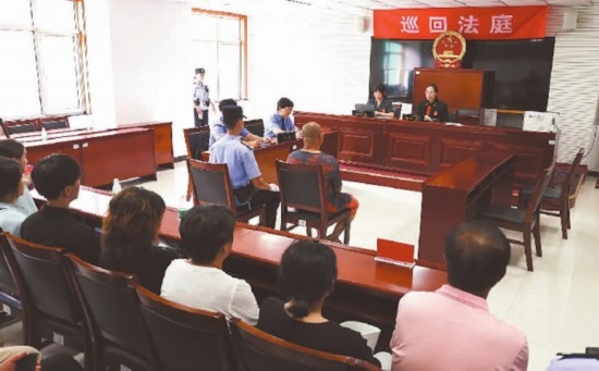 圖①：庭審現(xiàn)場(chǎng)。