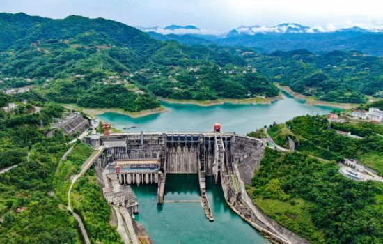 這是陜西安康水電站大壩（2024年6月21日攝，無人機(jī)照片）。新華社記者 蔡湘鑫 攝