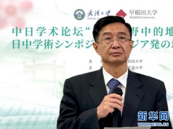 圖為中國(guó)駐日本大使館教育處公使銜參贊杜柯偉發(fā)表致辭。（武漢大學(xué)供圖）