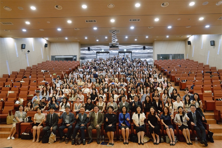 8月5日，第十一屆在韓國際中文教育志愿者崗中培訓(xùn)舉行開班儀式。圖為活動現(xiàn)場合影。 教育部中外語言交流合作中心供圖