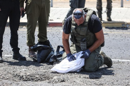 8月6日，在以色列納哈里亞，警方在無人機(jī)襲擊現(xiàn)場(chǎng)開展工作。以色列國防軍6日發(fā)表聲明說，多架無人機(jī)當(dāng)天從黎巴嫩射向以色列，造成以色列邊境城市納哈里亞數(shù)名平民受傷。新華社/基尼圖片社