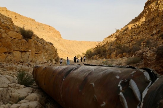 這是4月28日在以色列南部城市阿拉達附近拍攝的伊朗導彈殘骸。新華社發(fā)（賈馬爾·阿瓦德攝）